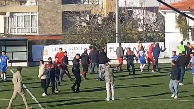 Kuşadası’nda maç sonu kavga eden futbolcuları jandarma ayırdı