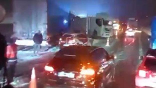 Bolu Dağı Tüneli çıkışında 6 aracın karıştığı zincirleme kaza kamerada