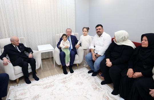 Cumhurbaşkanı Erdoğan: Sözlerimizi tutmanın bahtiyarlığıyla aziz milletimizin karşısındayız (3)