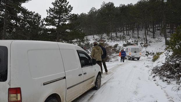 Manisa’da karda mahsur kalan avcılar kurtarıldı