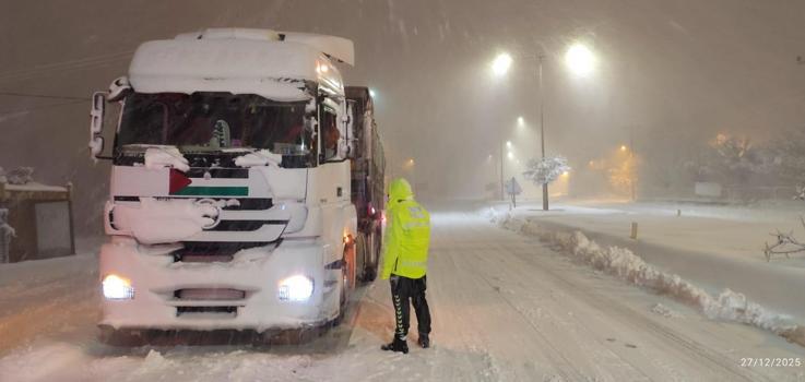 Bitlis’te yoğun kar yağışı nedeniyle bazı yollar ağır vasıta trafiğine kapatıldı