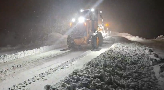 Siirt-Bitlis kara yolu, kar nedeniyle ağır tonajlı araçların geçişine kapatıldı
