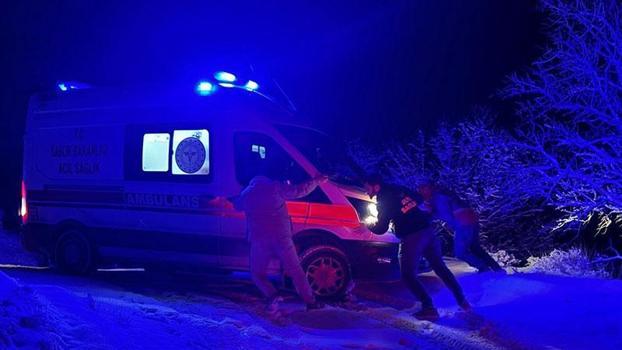 Hasta taşıyan ambulans yoldan çıktı; kamyonet sürücüsü kurtardı