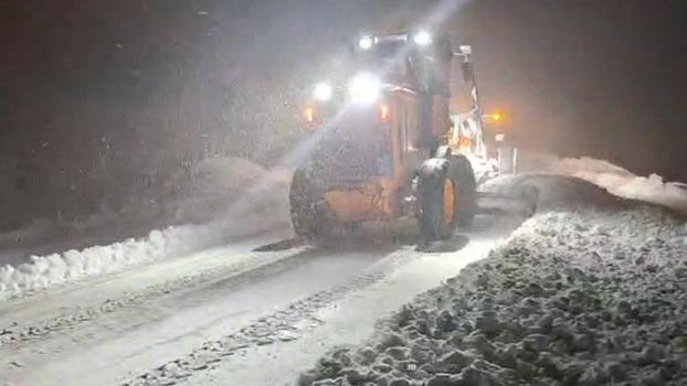 Siirt-Bitlis kara yolu, kar nedeniyle ağır tonajlı araçların geçişine kapatıldı