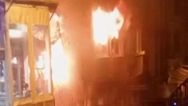 Beyoğlu'nda 2 kişinin dumandan etkilendiği yangındaki patlamalar kamerada