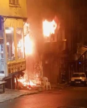 İstanbul -Beyoğlu'nda 2 kişinin dumandan etkilendiği yangındaki patlamalar kamerada