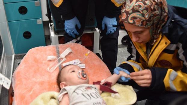 Karla kapanan yol açıldı, 7 aylık bebek hastaneye ulaştırıldı