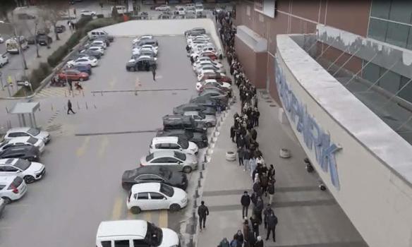 Denizli'de metrelerce alışveriş kuyruğu; gece yarısı gelip 9 saat beklediler