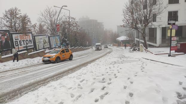 Şırnak’ta kar yağışı sırasında apartmana yıldırım düştü (2)