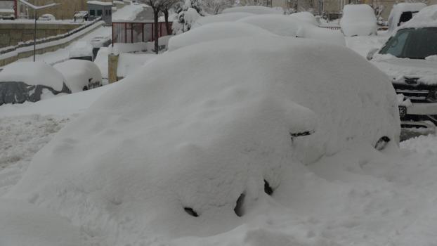 Hakkari'de yolu kardan kapanan köydeki astım hastası, hastaneye ulaştırıldı
