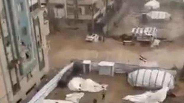 Gazze’de şiddetli yağış nedeniyle çadırlar su altında kaldı