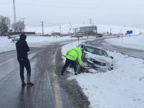 Bitlis’te kar nedeniyle 290 köy yolu ulaşıma kapandı (2)