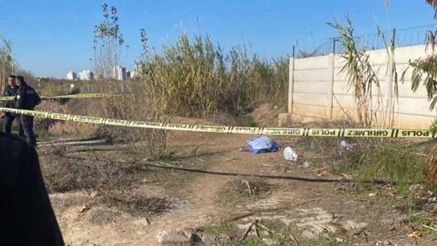 Adana'da yol kenarında kadın cesedi bulundu