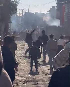 Adana’da iki grup arasındaki taşlı sopalı kavga kamerada