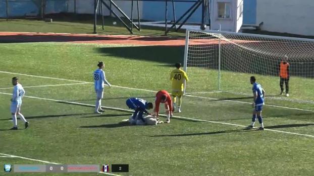 Maçta sahaya girip uyuyan köpek güldürdü