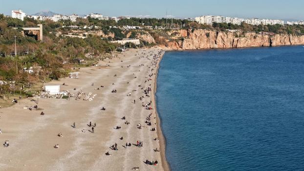 Doğu'da kar, Antalya’da yazdan kalma sıcaklık