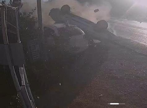 Park halindeki araca çarpan otomobildeki 2 kişi yaralandı; kaza kamerada