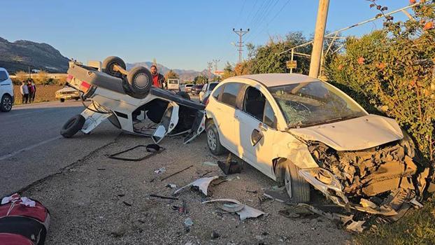 Park halindeki araca çarpan otomobildeki 2 kişi yaralandı; kaza kamerada