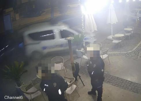 Otomobil, park halindeki polis aracına çarptı; kaza kamerada