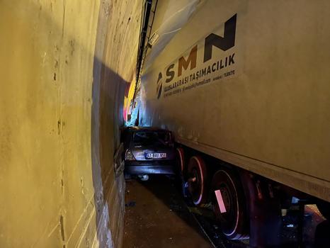 Tünelde otomobil, TIR ile duvar arasında sıkıştı; ulaşım aksadı