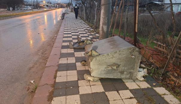 Motosiklet, çöp konteynerine çarptı; 1 ölü, 1 yaralı