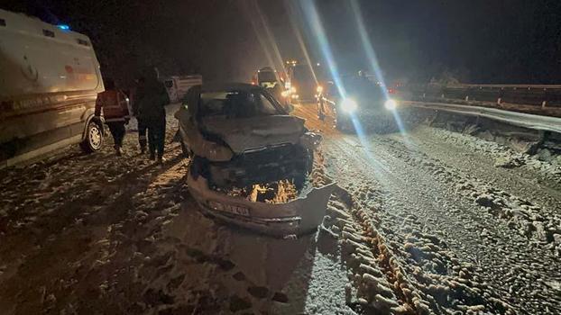 Otoyolda 7 aracın karıştığı kaza ulaşımı aksattı; 2 yaralı