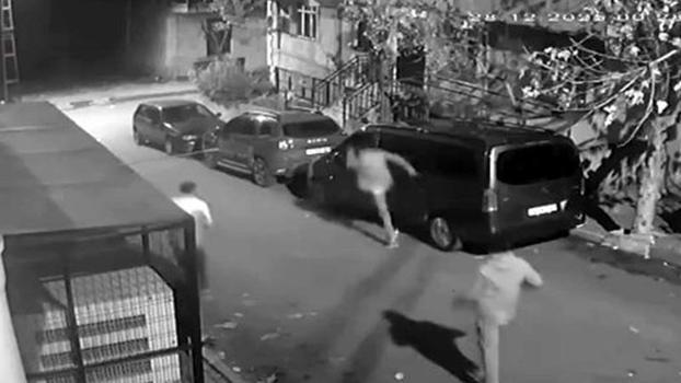 Avcılar'da park halindeki araçların aynalarını kıran kişiler kamerada