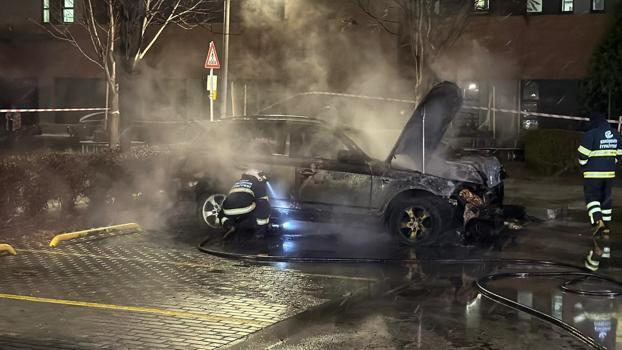 Hastane otoparkında 2 otomobil yandı