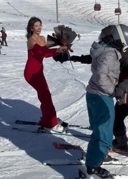 Kırmızı elbisesiyle Erciyes’te kayak yapıp, gül dağıttı