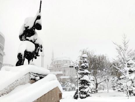 Bolu'da kar kalınlığı yarım metreye ulaştı
