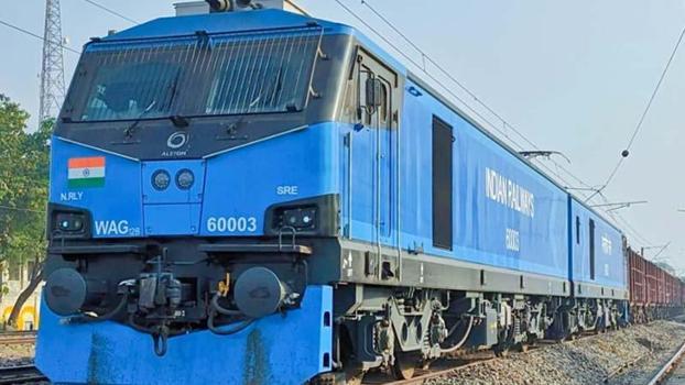 Hindistan'da trende yangın: 1 ölü