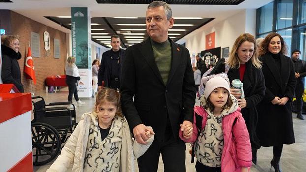 Özgür Özel, Ferdi Zeyrek'in kızlarını okula götürdü