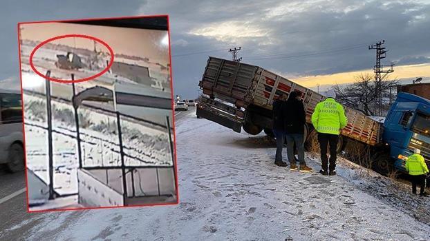 Nevşehir'de TIR şarampole devrildi; kaza kamerada