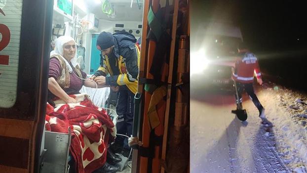 Ağrı'da 2 hasta, kardan kapanan yolların açılmasıyla hastaneye ulaştırıldı