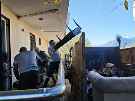 Kepez’de evden 1 kamyon çöp çıkarıldı