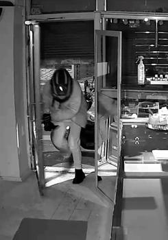 Motosiklet kaskı takan hırsız, kuyumcu dükkanından 5,5 kilo altın çaldı