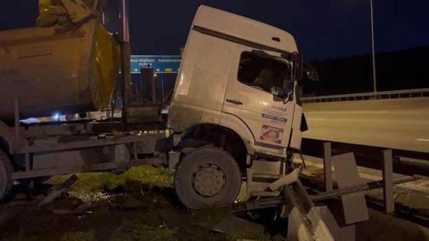 Başakşehir'de dorsesi açık kalan kamyon bariyerlere çarptı; şoförü ağır yaralandı