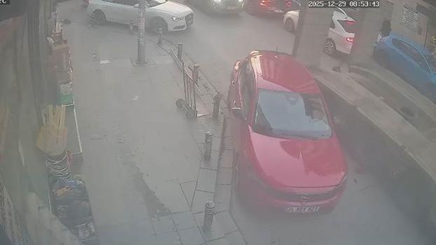 Küçükçekmece'de park halindeki otomobile TIR çarptı; kaza kamerada