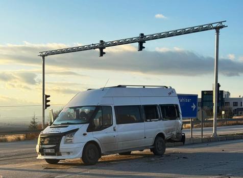 Öğrenci servis minibüsü ile otomobil çarpıştı: 9 yaralı