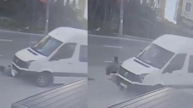 Servis minibüsünün kadına çarpıp, sürüklediği kaza kamerada
