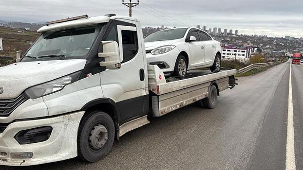 Oto kurtarıcıdaki otomobilde uyuşturucu hap ele geçirildi; 3 tutuklama