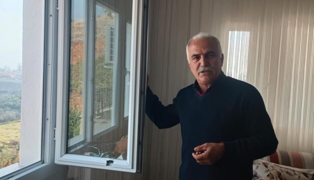 Kahvaltı yaptıkları odanın penceresine domuz kurşunu isabet etti