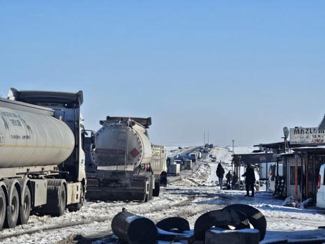 Uluslararası İpekyolu'nda uzun araç kuyrukları oluştu