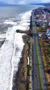 Rize'de fırtına; dalgalar sahil yoluna ulaştı (2)