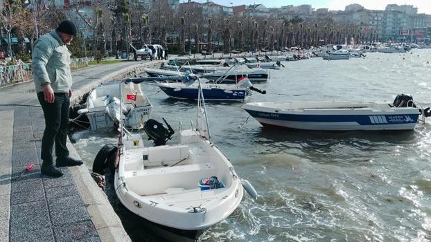 Silivri'de kuvvetli rüzgar nedeniyle tekne ve yatlar zarar gördü