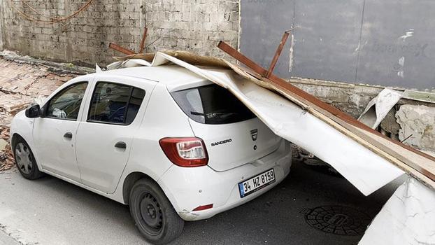 Maltepe'de ÅŸantiye duvarı otomobilin üzerine yıkıldı