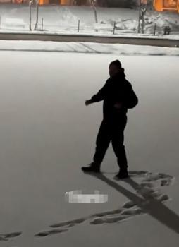 Buz tutan göletin üzerinde dans ederken suya düştü