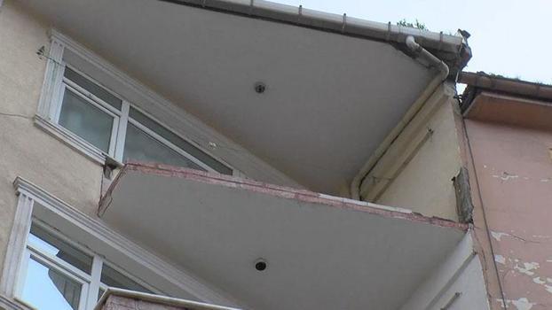 Güngören'de binanın balkonundan parçalar koptu, yayalar son anda kurtuldu; olay kamerada