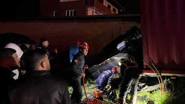Aydın’da raylara devrilen TIR’ın sürücüsü öldü, tren seferleri aksadı