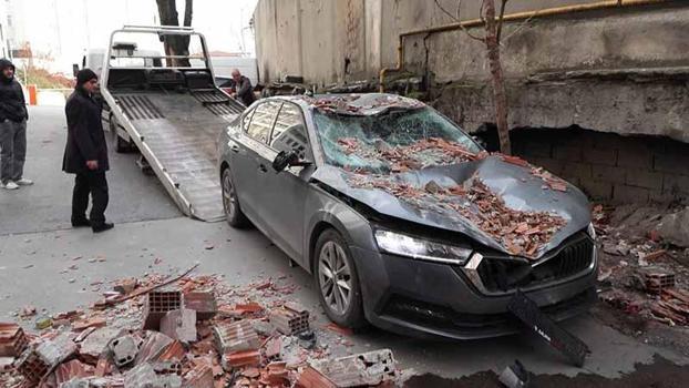 Eyüpsultan'da yıkım aşamasındaki binaya ait duvar fırtınanın etkisiyle çöktü; 2 araç zarar gördü